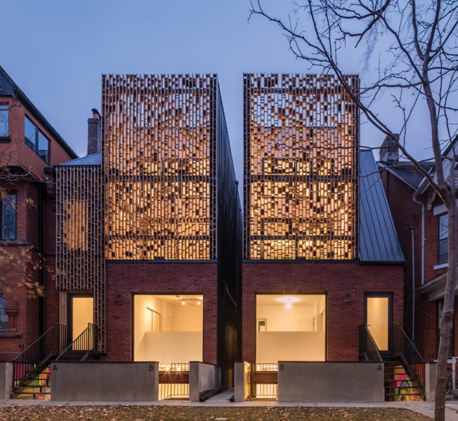 Double Duplex consists of twin buildings, each combining a two-storey upper unit and two-storey lower unit. A slight assymetry in the design integrates the buildings into the streetscape.