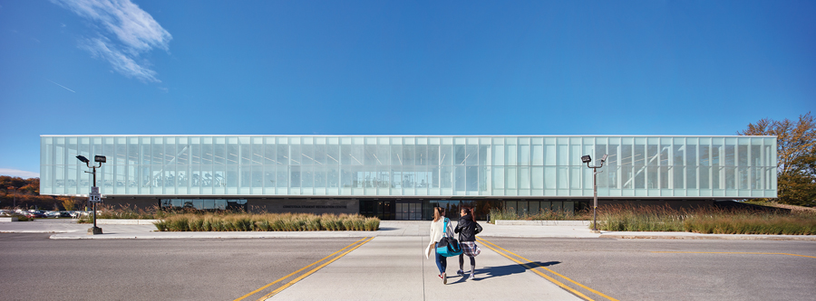 An addition gives a fresh face to the building, while reorienting its main entrance to face the campus. The addition includes a wellness centre on the ground floor, along with an open-plan fitness centre and multi-purpose studios above. Photo by Shai Gil